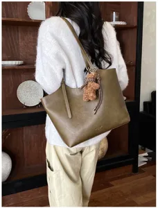 Sac cabas élégant en cuir PU pour femme avec pendentif ours, idéal pour le travail et le quotidien.
