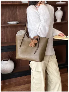 Sac cabas élégant en cuir vert olive avec adorable pendentif d'ours pour le travail.