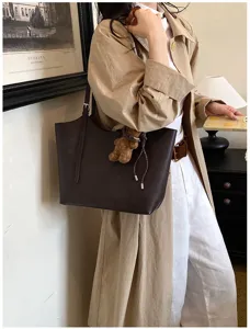 Sac cabas minimaliste en cuir marron foncé pour femme, élégant sac porté épaule chic et pratique.