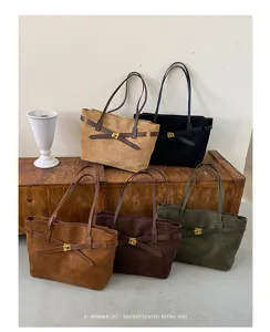 Élégant sac cabas rétro en daim d'hiver, grand sac bandoulière tendance pour femme active.