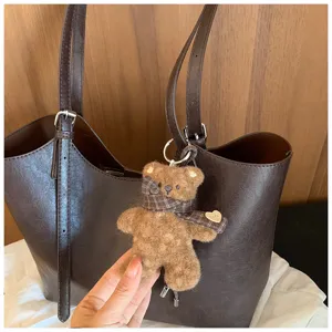 Sac cabas en cuir marron avec adorable pendentif en peluche ours pour le quotidien.