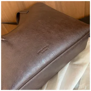 Sac cabas en cuir marron pour femme, sac à épaule élégant, fourre-tout polyvalent avec logo gaufré.