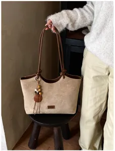 Khaki suède shopper tas voor dames, retro schoudertas met stijlvol kralenhanger detail.
