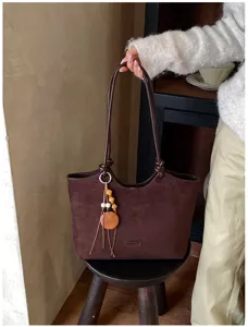 Retro bruine suède shopper tas voor dames, grote schouder- en okseltas met stijl.