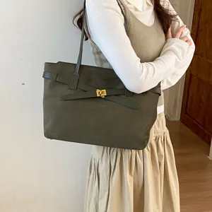 Sac cabas vintage en suédine pour femme, grand sac porté épaule et sac porté main chic.