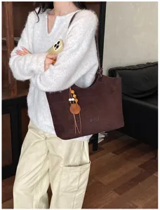 Bruine suède shopper tas voor dames, retro dagelijkse schoudertas met houten kraalhanger groot.