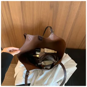 Vue détaillée de l'intérieur du sac cabas en cuir marron, montrant un espace spacieux.