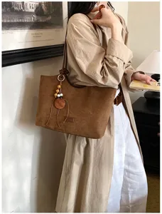 Retro bruine suède tote tas met houten kraalhanger voor dames, stijlvolle schoudertas.