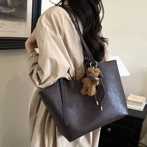 Sac cabas classique en cuir marron foncé pour femme, grand sac bandoulière élégant.