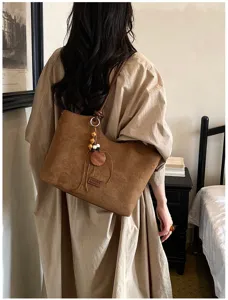 Bruine suède shopper tas voor dames, grote stijlvolle schoudertas voor dagelijks gebruik.