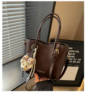 Borsa shopper in pelle PU marrone elegante borsa a secchiello con grazioso ciondolo orsetto