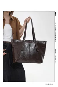 Detailansicht der braunen großen Schulter-Tote-Bag, ideal für das tägliche Pendeln und Stil.