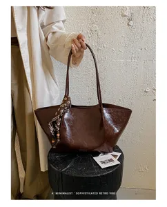 Vintage Oelwachs Leder Shopper fuer Damen, elegante grosse Schultertasche mit modischem Schal.