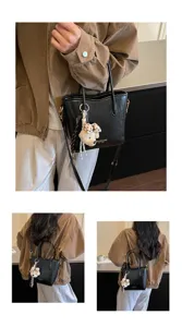 Borsa a tracolla nera elegante da donna, borsa a secchiello di tendenza con grazioso ciondolo.