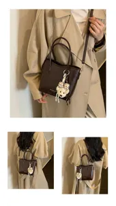 Borsa a mano marrone in pelle PU da donna con simpatico ciondolo orsetto molto chic.