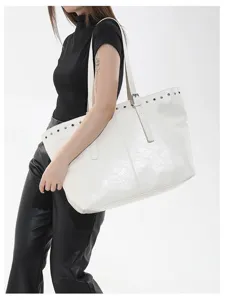 Stilvolle weiße Schulter-Tragetasche im Detail, lässige Pendler-Handtasche für den Alltag.