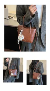 Borsa a mano in pelle PU marrone da donna, elegante borsa a spalla con ciondolo a orsetto.