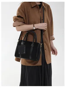 Detailansicht der schwarzen Wildleder Boston Umhängetasche mit Vintage-Beschlägen und Vordertasche.