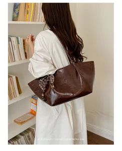 Retro Öl-Wachs Leder Tote Bag für Damen, große Umhängetasche mit elegantem Seidenschal.