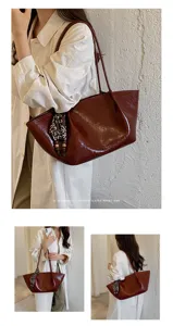 Detailansicht der Damen Vintage Oelwachs Leder Tote Tasche mit Seidenschal und Schulterriemen.