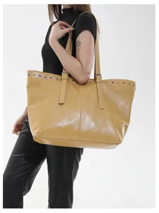 Grosse gelbe Schultertasche Shopper mit Metallösen Details, stylische Freizeittasche.