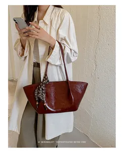 Detailaufnahme der eleganten Vintage Oelwachs Leder Tote Tasche mit modischem Seidenschal.