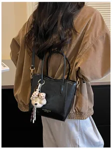 Elegante borsa a mano nera da donna 2026 nuova moda borsa a tracolla con grazioso ciondolo orsetto.