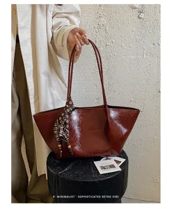 Nahaufnahme der Vintage Ölwachs Leder Tote Bag mit schicker bedruckter Seidenschal Verzierung.