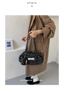 Korean style casual striped star tote bag with large capacity for daily commute and fashion.