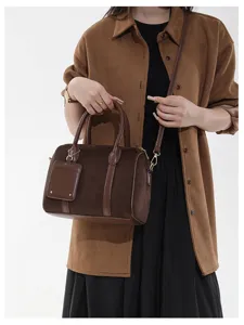 Braune Wildleder Retro Boston Tasche Detail, elegante Handtasche und Umhängetasche.