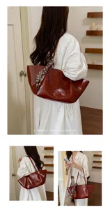 Retro Ölwachs Leder Shopper Tasche mit schickem Schal Dekor, große lässige Umhängetasche.