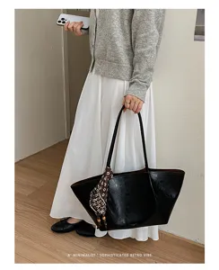 Detailansicht der schwarzen Oelwachs Leder Shopper Tasche mit Seidenschal, retro Look.