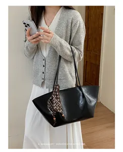 Schwarze Damen Shopper Tasche aus Wachsleder mit stilvollem Seidenschal, grosse Freizeittasche.