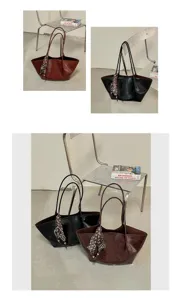 Detailaufnahme der Retro-Ölwachs-Leder-Tote-Bag mit Seidentuchdekoration, große Kapazität.