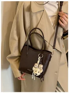 Elegante borsa a mano marrone da donna, borsa a tracolla chic con ciondolo a forma di orso.