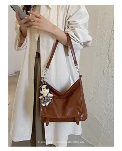 Stylish women's brown shoulder bag, retro crossbody bag with fashion design and retro style.