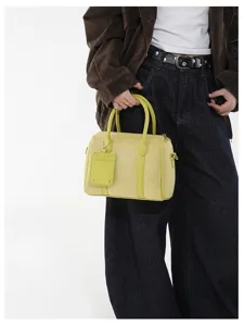 Nahaufnahme des Retro gelben Wildleder Boston Handtasche, mit hochwertiger matter Textur.