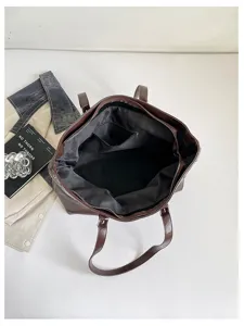 Detailansicht des Innenraums der braunen PU Leder Schultertasche mit großem Volumen.