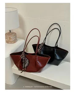 Retro Ölleder Shopper Tasche Detail zeigt minimalistisches Design und schickes Seidentuch.