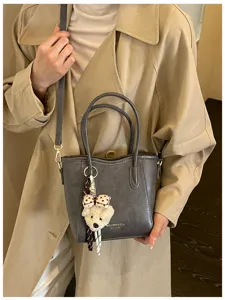 Elegante borsa a secchiello grigia da donna, borsa a tracolla in pelle PU con charm.