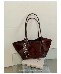 Vintage Öl-Wachs-Leder-Tragetasche für Damen, große Schultertasche mit schickem Seidentuch.