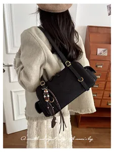 Schwarze Wildleder Boston Umhängetasche für Damen im Vintage Stil Bowling Achseltasche Detail.