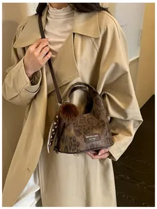 Koreanische Vintage-Leoparden-Umhängetasche mit Plüschball und gepunktetem Schal.