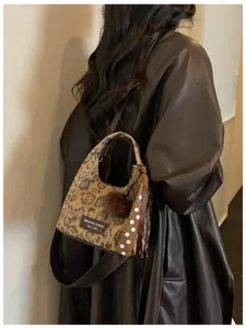 Stylische koreanische Vintage Leo-Umhängetasche mit flauschigem Anhänger und Schleife.