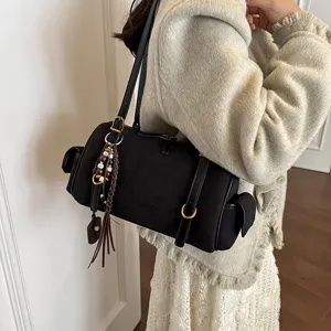 Schwarze Veloursleder Boston Schultertasche für Damen, große Bowling Tasche, modisch.