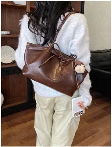 Retro brown leather tote bag for women large capacity shoulder bag casual commuting handbag