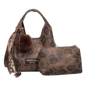 Braune Leo-Handtasche Detailansicht mit hochwertigem Leder und schickem Bommel-Accessoire.