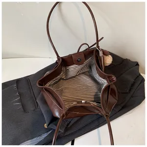 Minimalist vintage large capacity tote bag, stylish commuter shoulder bag for daily use.
