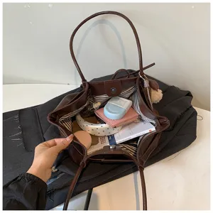 Minimalist retro large capacity tote bag, stylish commuting brown leather shoulder bag.