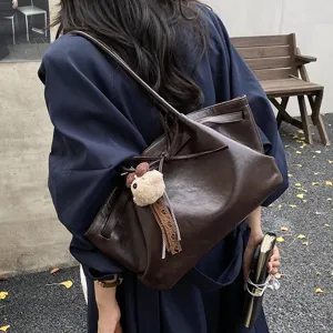 Retro large capacity tote bag for women, simple commuter shoulder bag with cute bear pendant style.